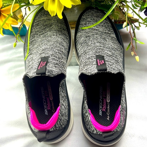 Skechers relaxed fit ,air cooled memory foam size 9.5 - Picture 1 of 12